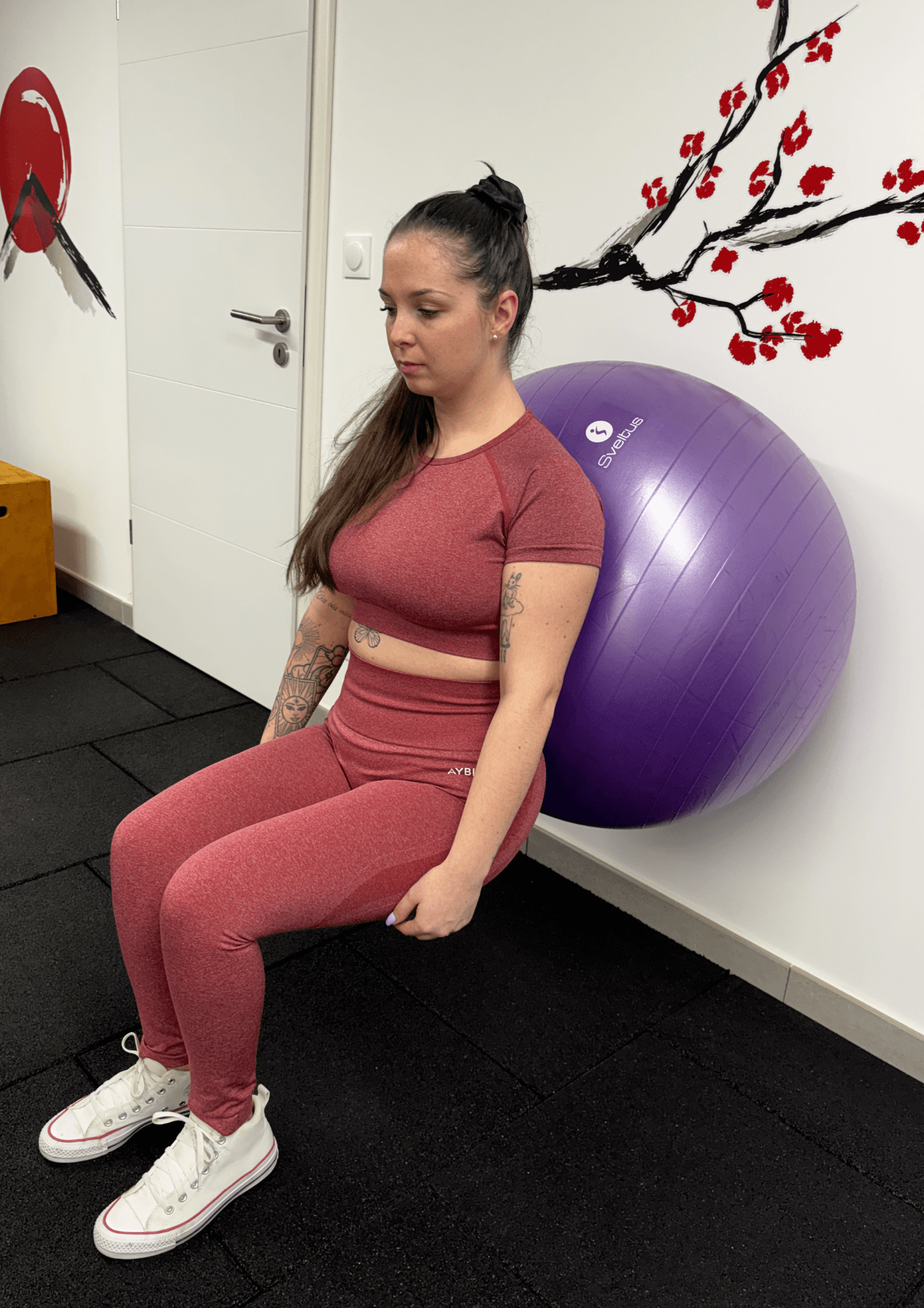 Coaching privé avec un exercice se nommant "chaise" ayant pour but un renforcement musculaire isométrique